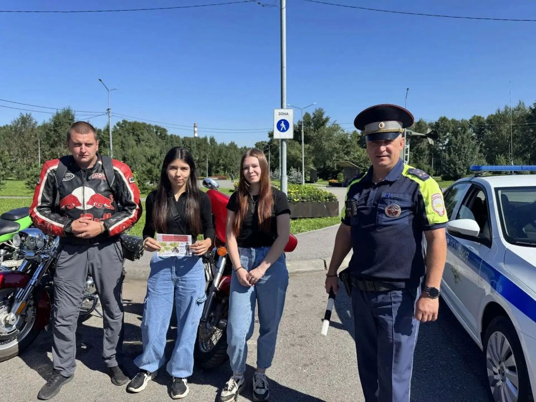 В Киселевске сотрудники Госавтоинспекции совместно с представителями регионального мотоклуба «Стальной грифон» провели информационно-разъяснительную работу с родителями и несовершеннолетними водителями В Киселевске сотрудники Госавтоинспекции совместно с представителями регионального мотоклуба «Стальной грифон» провели информационно-разъяснительную работу с родителями и несовершеннолетними водителями