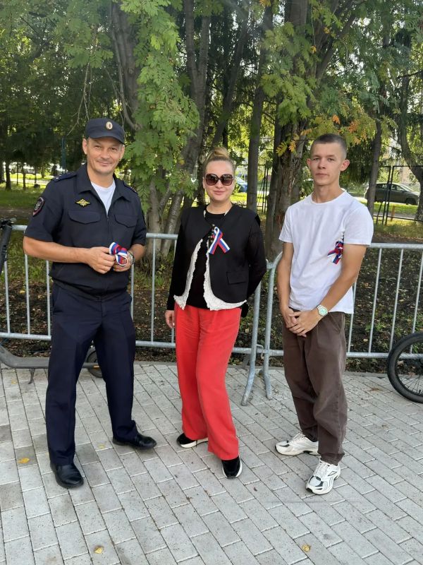 В Кузбассе сотрудники транспортной полиции приняли участие в акции #ПоднятьФлаг В Кузбассе сотрудники транспортной полиции приняли участие в акции #ПоднятьФлаг
