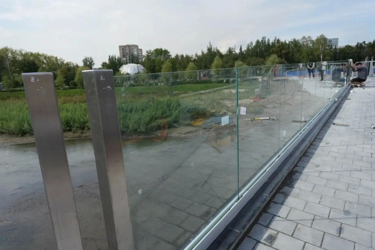 В Кемерове начался монтаж стеклянного ограждения на новом пешеходном мосту через Искитимку В Кемерове начался монтаж стеклянного ограждения на новом пешеходном мосту через Искитимку