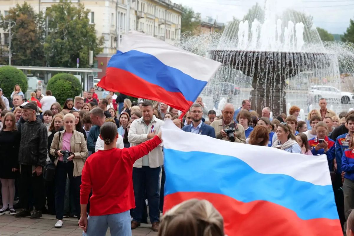 «Флаг державы — символ славы!»: в Кемерове прошла праздничная программа ко Дню Государственного флага России «Флаг державы — символ славы!»: в Кемерове прошла праздничная программа ко Дню Государственного флага России