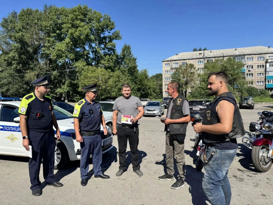 В Киселевске сотрудники Госавтоинспекции совместно с представителями регионального мотоклуба «Стальной грифон» провели информационно-разъяснительную работу с родителями и несовершеннолетними водителями В Киселевске сотрудники Госавтоинспекции совместно с представителями регионального мотоклуба «Стальной грифон» провели информационно-разъяснительную работу с родителями и несовершеннолетними водителями