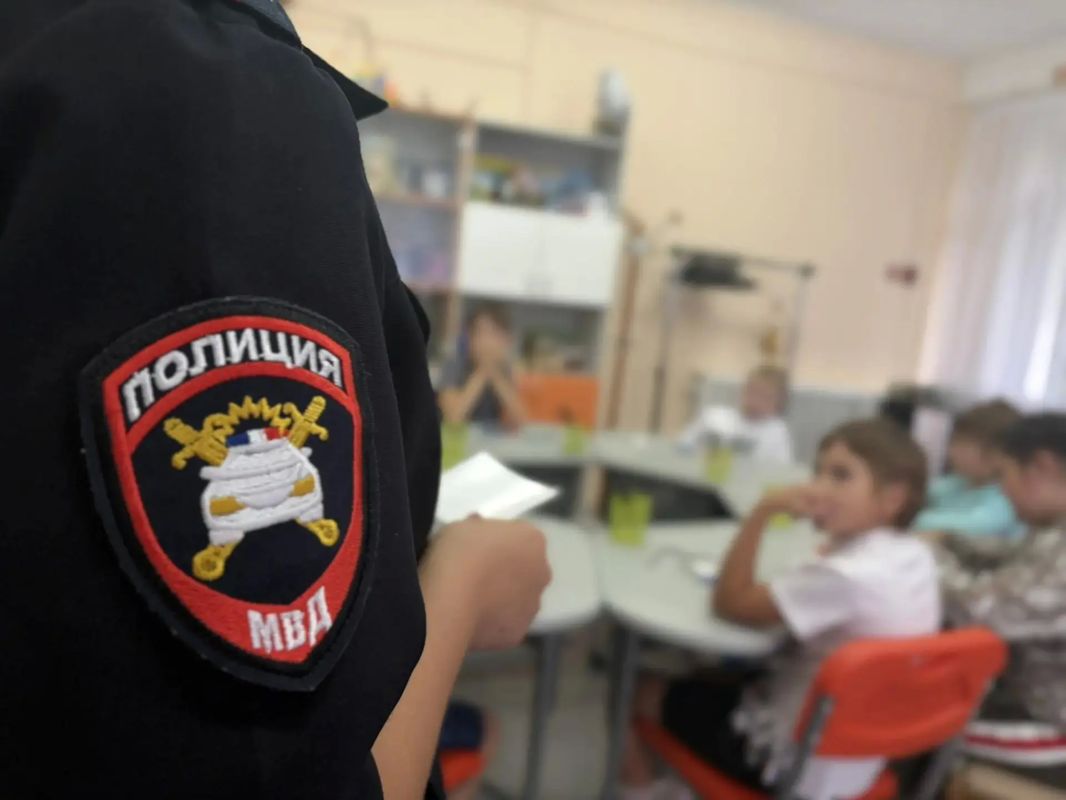 В областном центре сотрудники Госавтоинспекции провели патриотический мастер-класс для воспитанников СРЦ «Маленький принц» В областном центре сотрудники Госавтоинспекции провели патриотический мастер-класс для воспитанников СРЦ «Маленький принц»