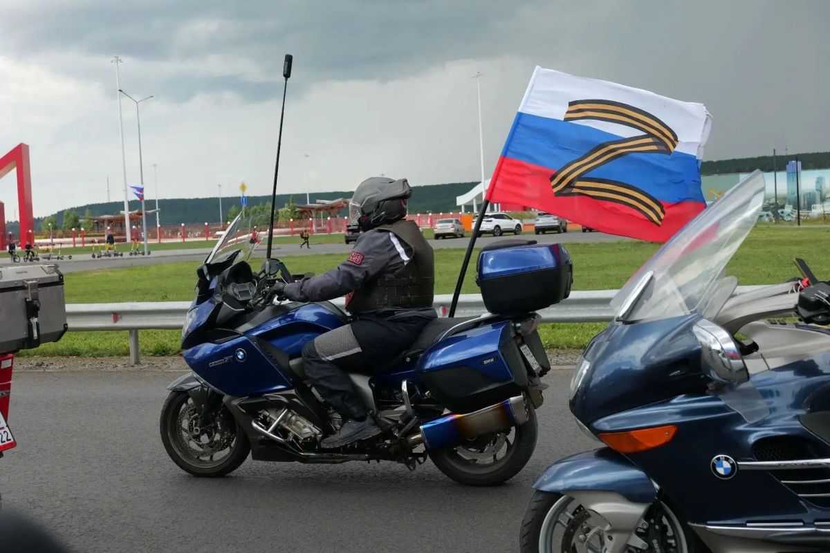 В Кемерове прошёл мотопробег в честь Дня государственного флага России В Кемерове прошёл мотопробег в честь Дня государственного флага России