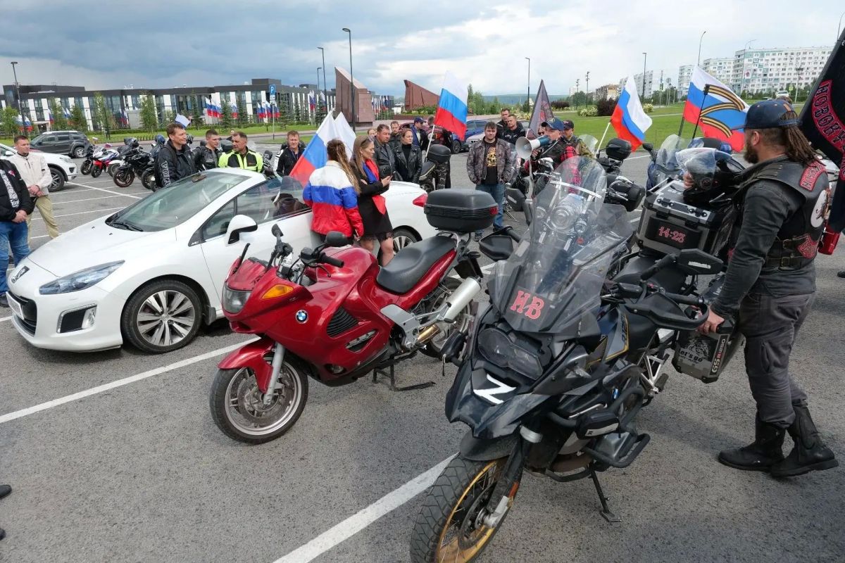 В Кемерове прошёл мотопробег в честь Дня государственного флага России В Кемерове прошёл мотопробег в честь Дня государственного флага России