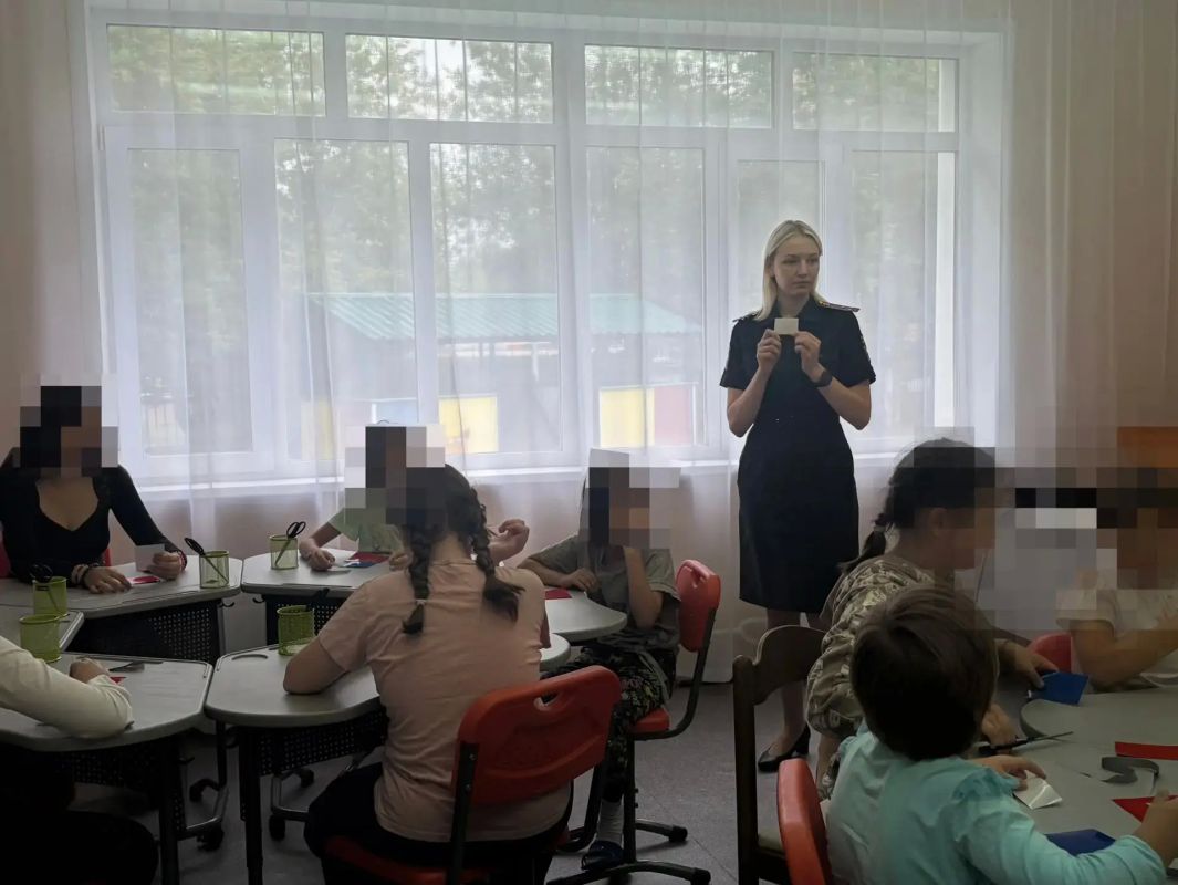 В областном центре сотрудники Госавтоинспекции провели патриотический мастер-класс для воспитанников СРЦ «Маленький принц» В областном центре сотрудники Госавтоинспекции провели патриотический мастер-класс для воспитанников СРЦ «Маленький принц»
