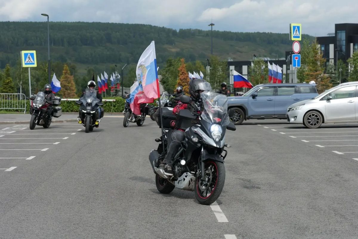 В Кемерове прошёл мотопробег в честь Дня государственного флага России В Кемерове прошёл мотопробег в честь Дня государственного флага России