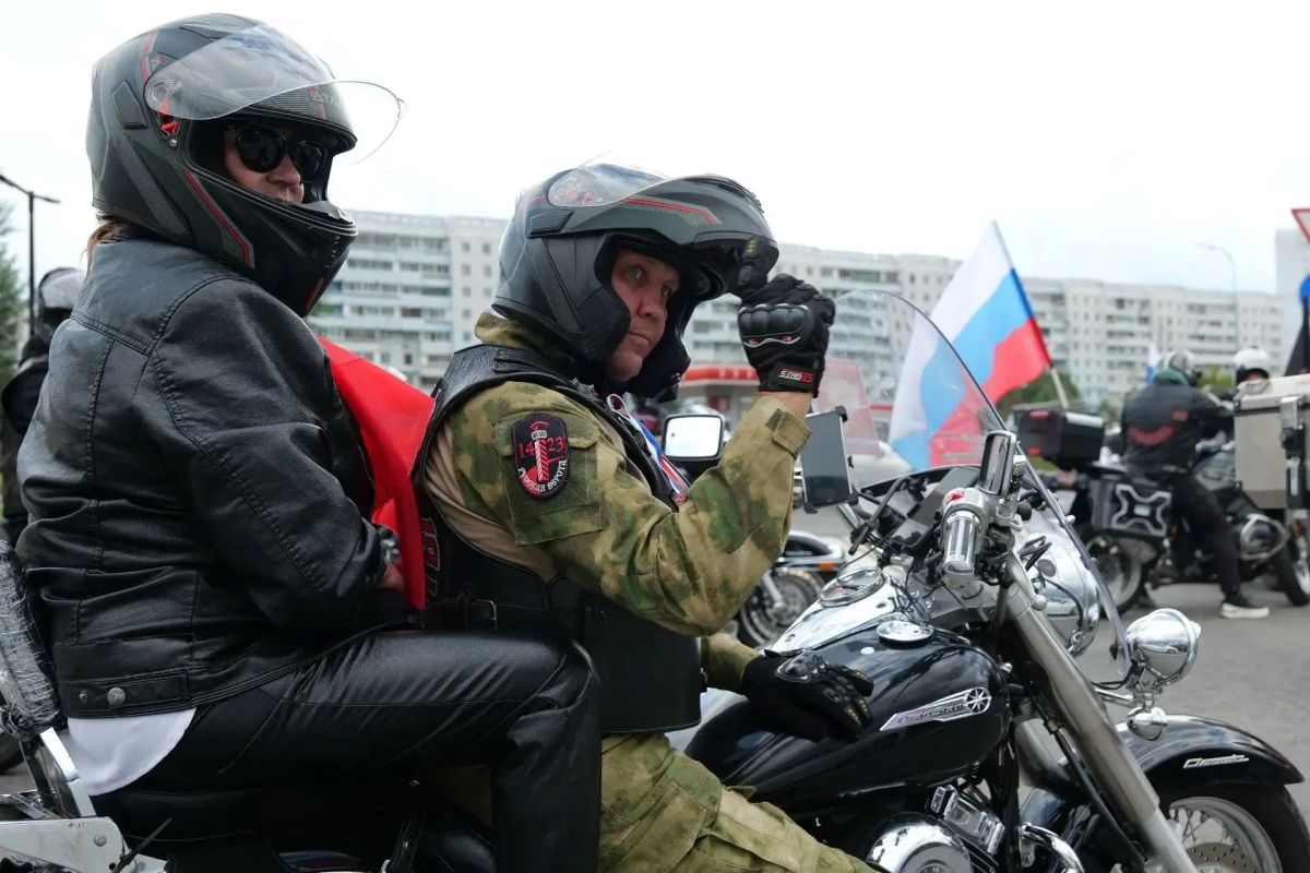 В Кемерове прошёл мотопробег в честь Дня государственного флага России В Кемерове прошёл мотопробег в честь Дня государственного флага России