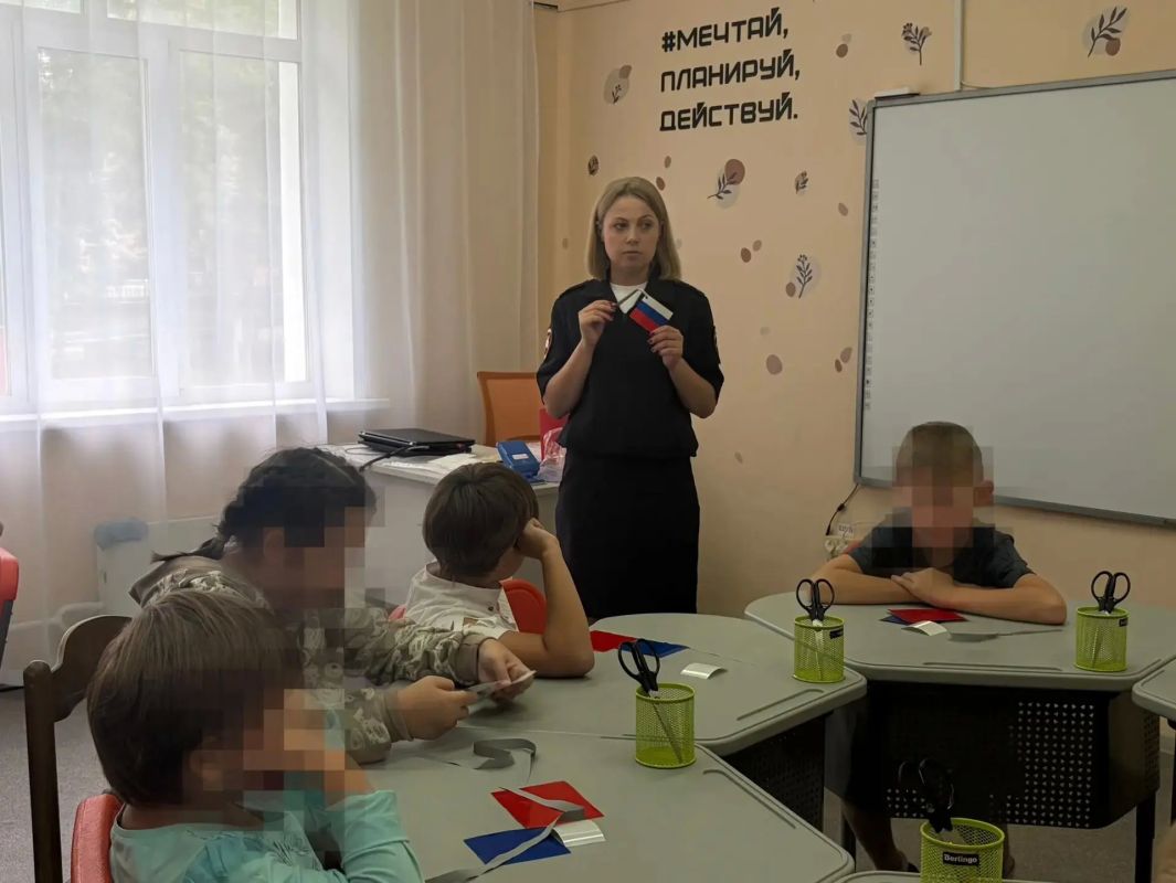 В областном центре сотрудники Госавтоинспекции провели патриотический мастер-класс для воспитанников СРЦ «Маленький принц» В областном центре сотрудники Госавтоинспекции провели патриотический мастер-класс для воспитанников СРЦ «Маленький принц»