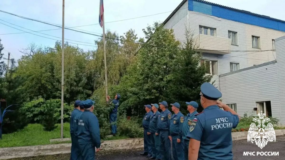 Триколор — символ долга, единства и верности своей стране Триколор — символ долга, единства и верности своей стране