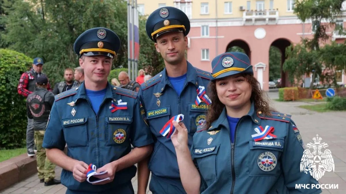Триколор — символ долга, единства и верности своей стране Триколор — символ долга, единства и верности своей стране