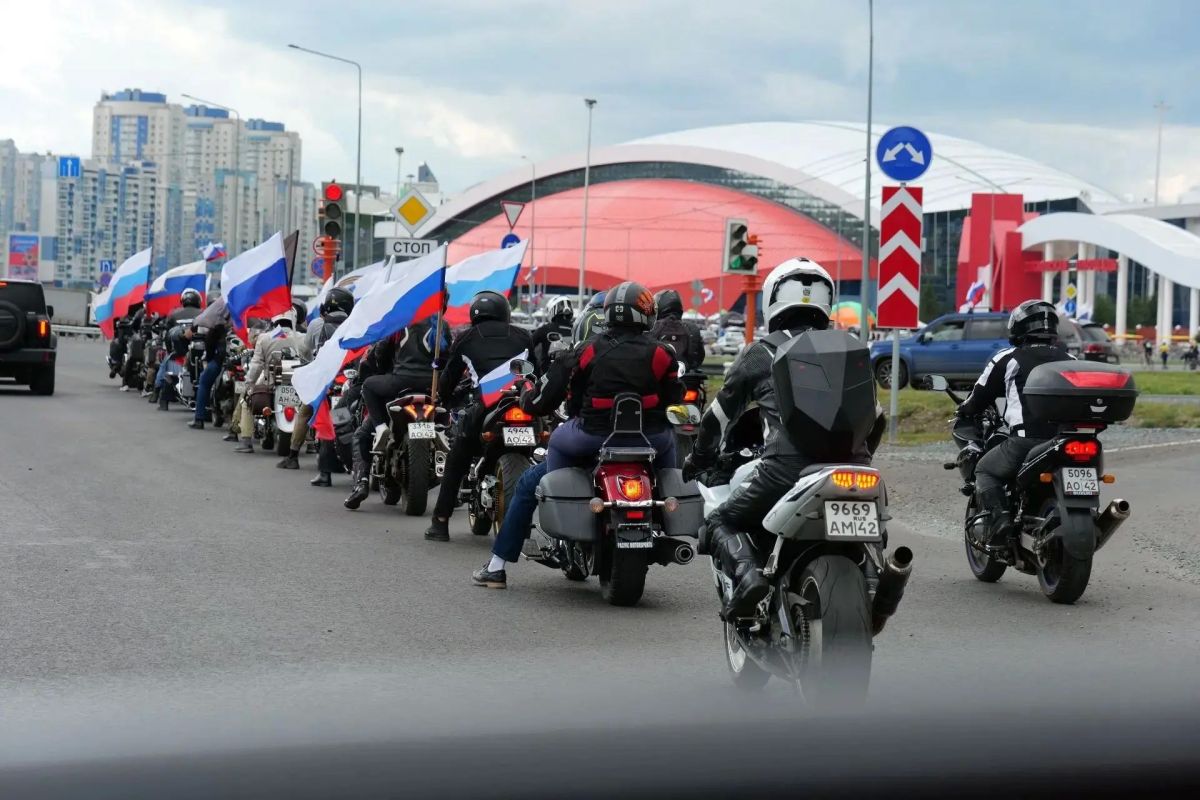 В Кемерове прошёл мотопробег в честь Дня государственного флага России В Кемерове прошёл мотопробег в честь Дня государственного флага России