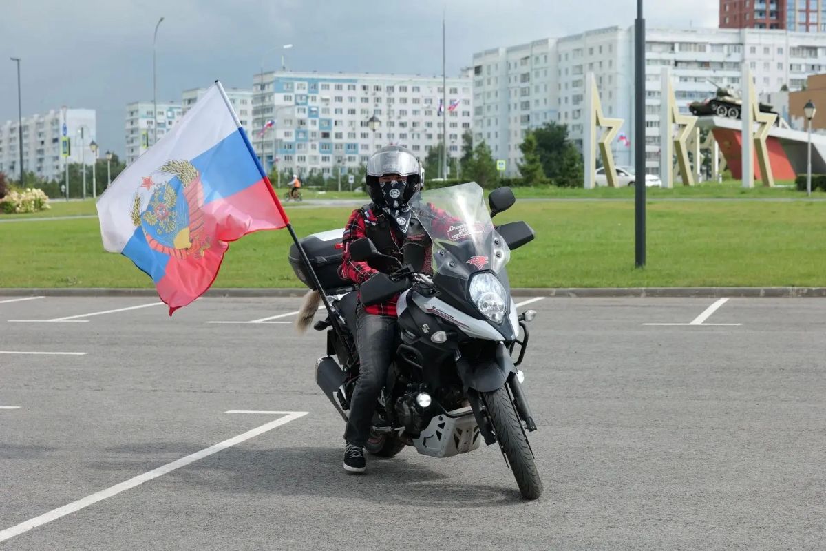 В Кемерове прошёл мотопробег в честь Дня государственного флага России В Кемерове прошёл мотопробег в честь Дня государственного флага России