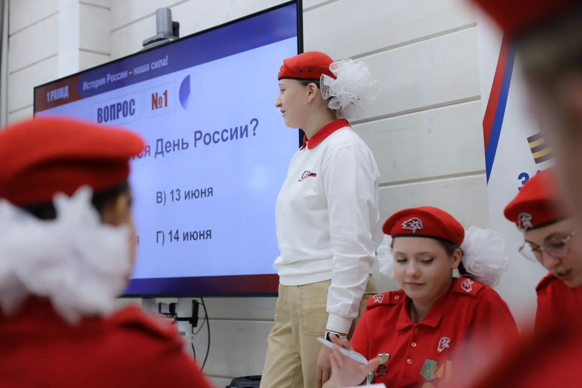 Образовательные организации Кузбасса отметили День Государственного флага России Образовательные организации Кузбасса отметили День Государственного флага России