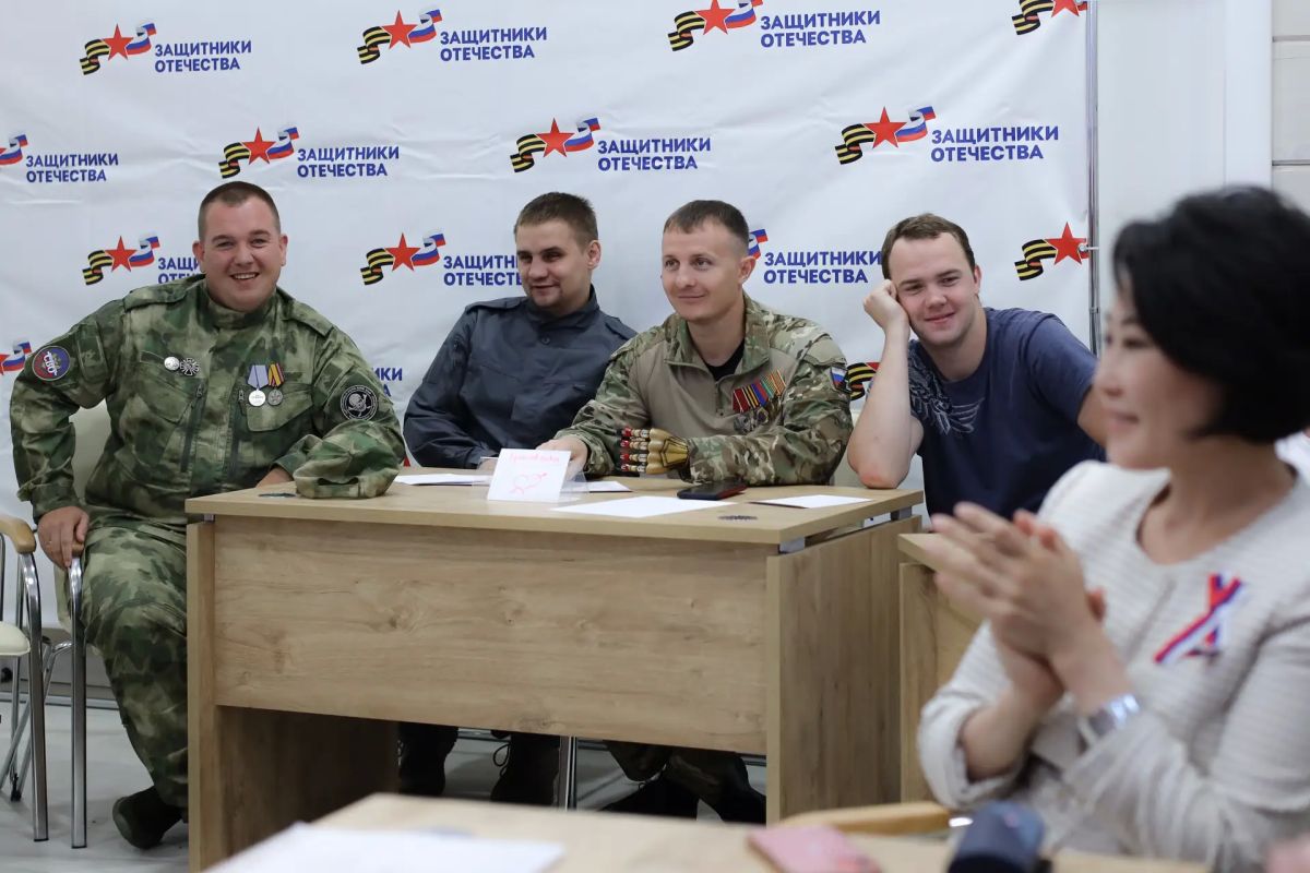 Образовательные организации Кузбасса отметили День Государственного флага России Образовательные организации Кузбасса отметили День Государственного флага России
