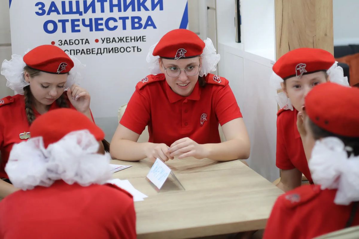 Образовательные организации Кузбасса отметили День Государственного флага России Образовательные организации Кузбасса отметили День Государственного флага России