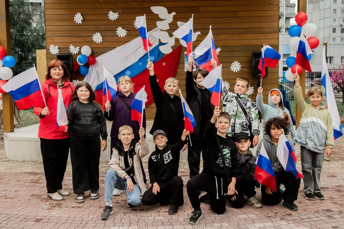 Образовательные организации Кузбасса отметили День Государственного флага России Образовательные организации Кузбасса отметили День Государственного флага России