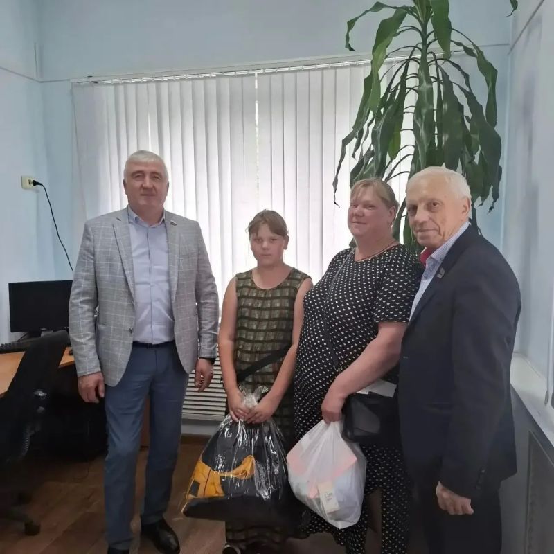 Депутаты Парламента Кузбасса продолжают ежегодную традицию и оказывают помощь семьям в подготовке детей к новому учебному году Депутаты Парламента Кузбасса продолжают ежегодную традицию и оказывают помощь семьям в подготовке детей к новому учебному году