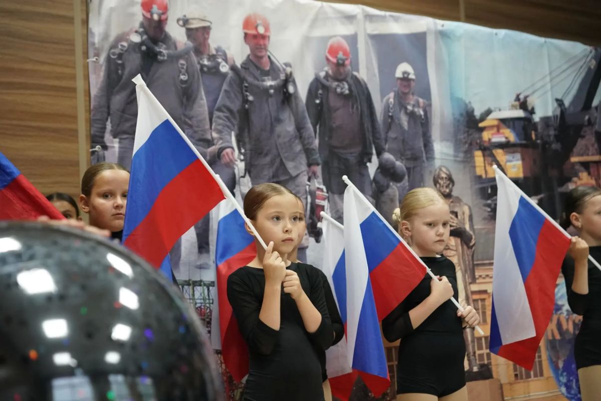 В жилом районе Лесная Поляна чествовали шахтёров В жилом районе Лесная Поляна чествовали шахтёров