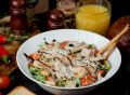 Летний салат с курицей и йогуртовой заправкой: легкий и вкусный