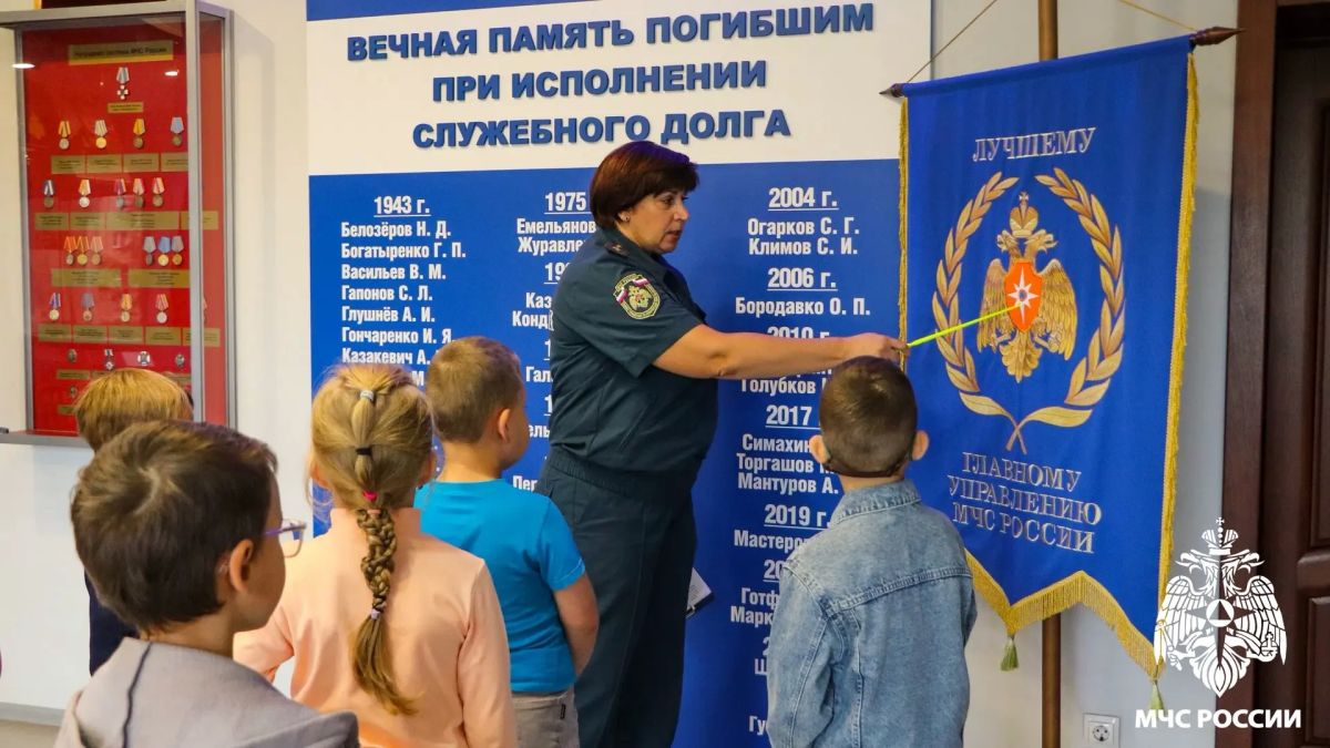 Сотрудники МЧС России присоединились к ежегодной благотворительной акции «Помоги собраться в школу» Сотрудники МЧС России присоединились к ежегодной благотворительной акции «Помоги собраться в школу»