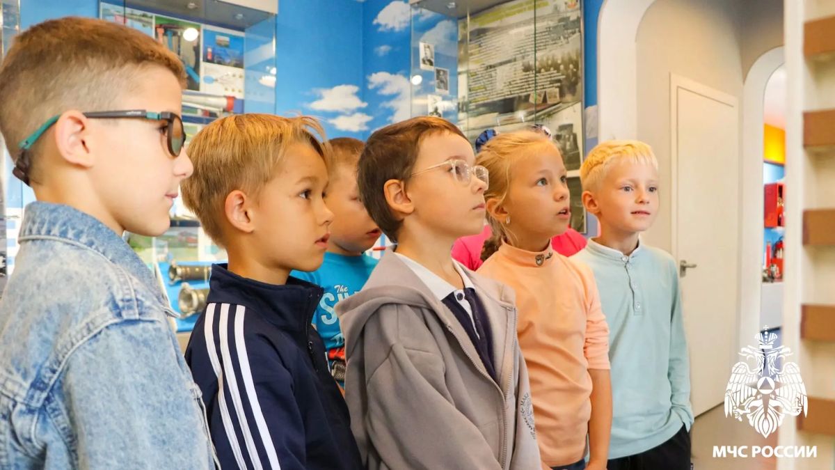 Сотрудники МЧС России присоединились к ежегодной благотворительной акции «Помоги собраться в школу» Сотрудники МЧС России присоединились к ежегодной благотворительной акции «Помоги собраться в школу»