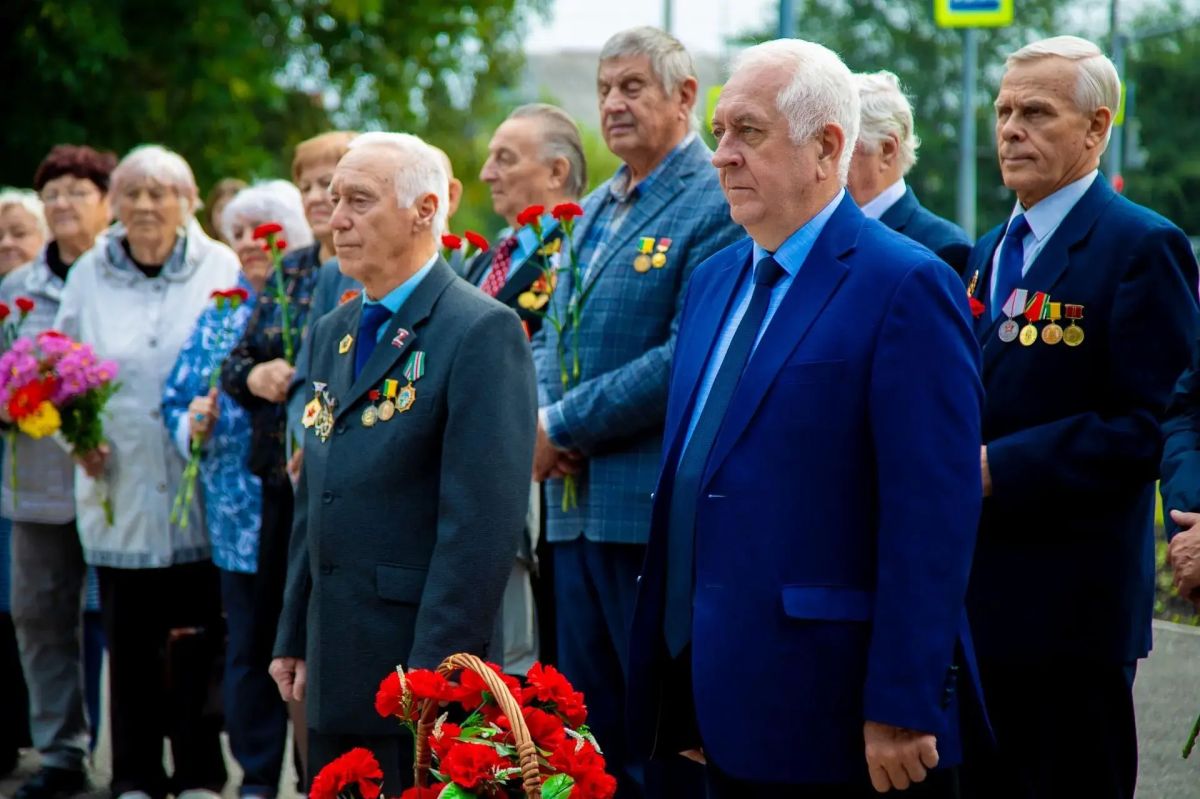 Накануне Дня шахтера в сквере Шахтерской славы Орджоникидзевского района состоялось возложение цветов к скульптурной композиции «Слава шахтерскому труду» Накануне Дня шахтера в сквере Шахтерской славы Орджоникидзевского района состоялось возложение цветов к скульптурной композиции «Слава шахтерскому труду»