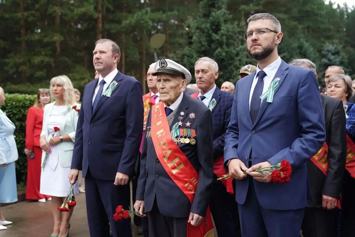 На Красной Горке провели церемонию возложения цветов в память о погибших шахтерах На Красной Горке провели церемонию возложения цветов в память о погибших шахтерах