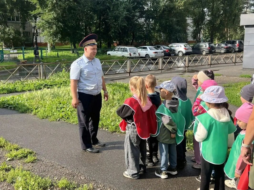 Сотрудники Госавтоинспекции Новокузнецка провели обучающую экскурсию для воспитанников детского сада №168 Заводского района Сотрудники Госавтоинспекции Новокузнецка провели обучающую экскурсию для воспитанников детского сада №168 Заводского района