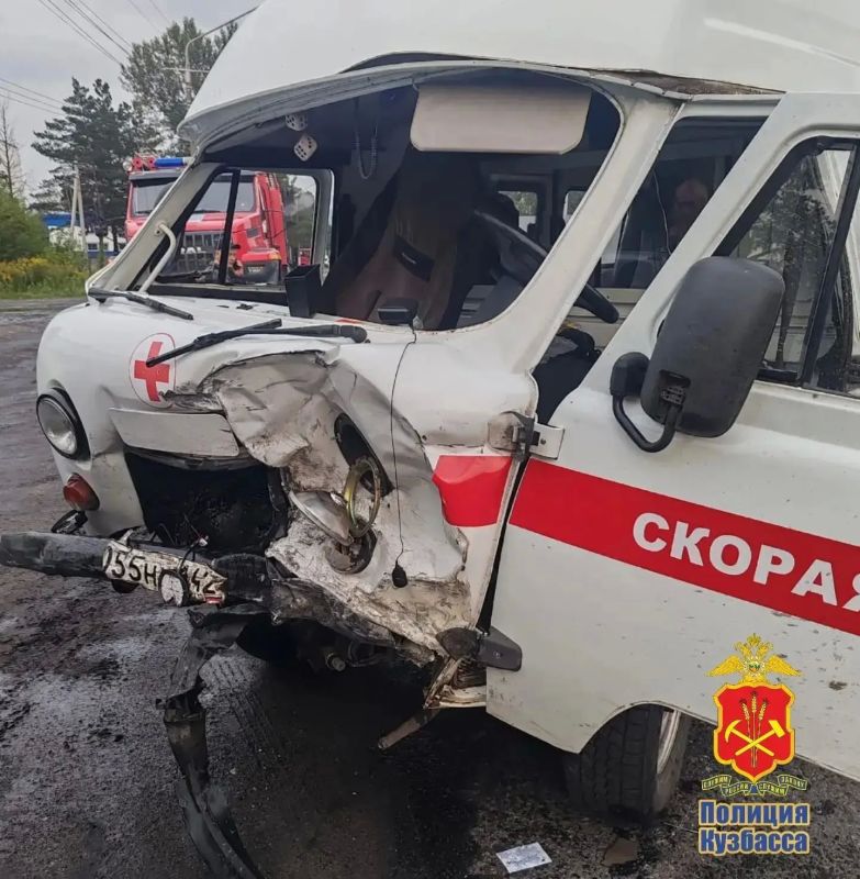 Пациентов в автомобиле не было: в полиции Кузбасса рассказали подробности аварии с участием машины скорой помощи в Мысках