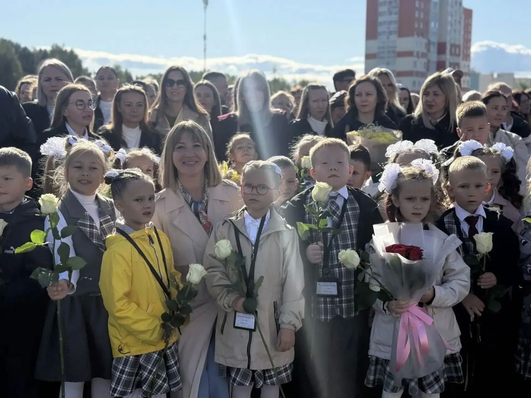 В учебных заведениях Кузбасса сегодня проходят торжественные линейки, посвященные Дню знаний и началу нового учебного года В учебных заведениях Кузбасса сегодня проходят торжественные линейки, посвященные Дню знаний и началу нового учебного года