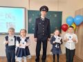 Дорогие друзья!. Полиция Кузбасса поздравляет всех с Днем знаний! Сегодня полицейские не только обеспечивают общественный порядок на торжественных линейках во всех школах региона, но и проводят уроки безопасности для ребят