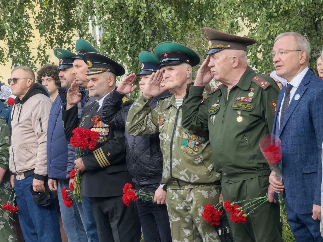 В День солидарности в борьбе с терроризмом в разных районах Новокузнецка прошли памятные акции, уроки мужества, классные часы и информационные встречи В День солидарности в борьбе с терроризмом в разных районах Новокузнецка прошли памятные акции, уроки мужества, классные часы и информационные встречи
