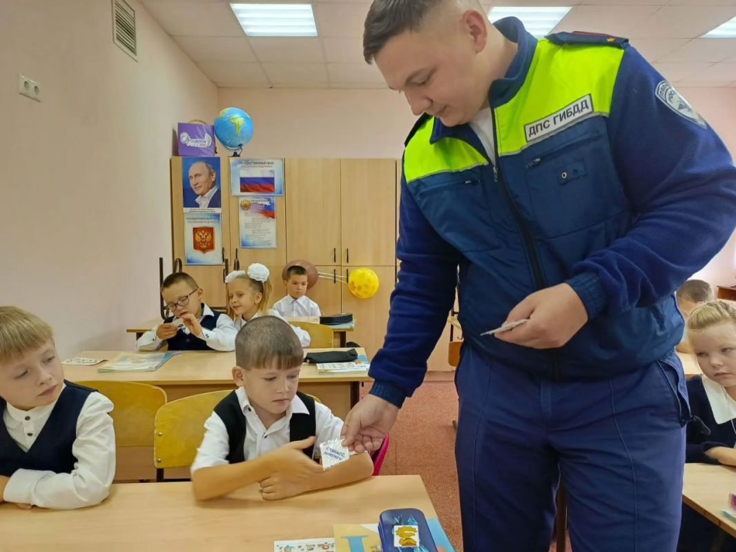 Сотрудники Крапивинской Госавтоинспекции провели беседу со школьниками о правилах безопасного поведения на дороге Сотрудники Крапивинской Госавтоинспекции провели беседу со школьниками о правилах безопасного поведения на дороге