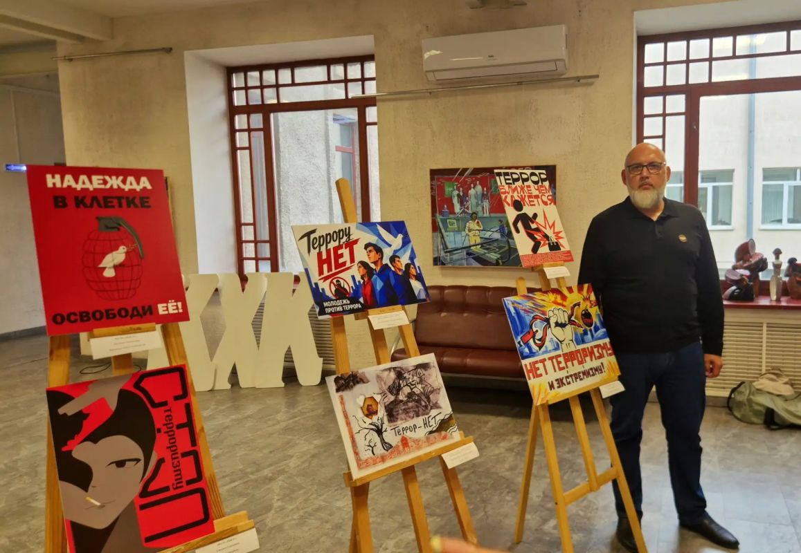 Кузбасс сказал «нет» терроризму: в Кузбасском художественном колледже состоялось открытие выставки работ финалистов регионального конкурса «Дети и молодежь против терроризма и экстремизма» Кузбасс сказал «нет» терроризму: в Кузбасском художественном колледже состоялось открытие выставки работ финалистов регионального конкурса «Дети и молодежь против терроризма и экстремизма»