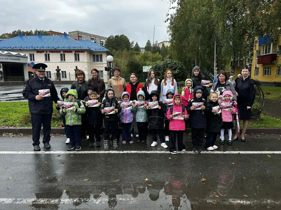В Таштагольском муниципальном округе сотрудники Госавтоинспекции и «Движение Первых» проводят профилактические мероприятия по безопасности дорожного движения В Таштагольском муниципальном округе сотрудники Госавтоинспекции и «Движение Первых» проводят профилактические мероприятия по безопасности дорожного движения