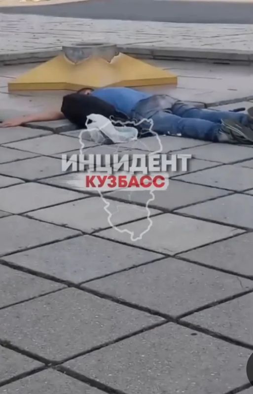 Кадры с лежащим мужчиной около Вечного огня в Кемерове сняты 2 года назад