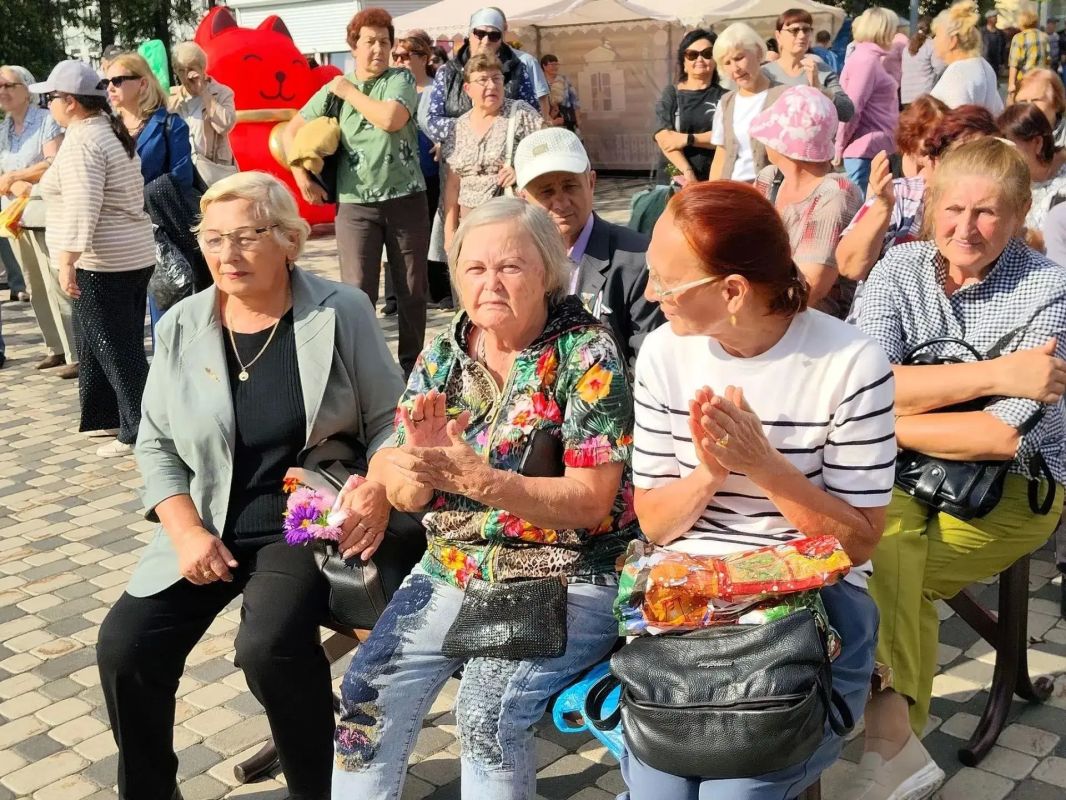 На набережной Кировского района прошёл праздник «Малый Арбат», посвящённый Году единства народов России На набережной Кировского района прошёл праздник «Малый Арбат», посвящённый Году единства народов России