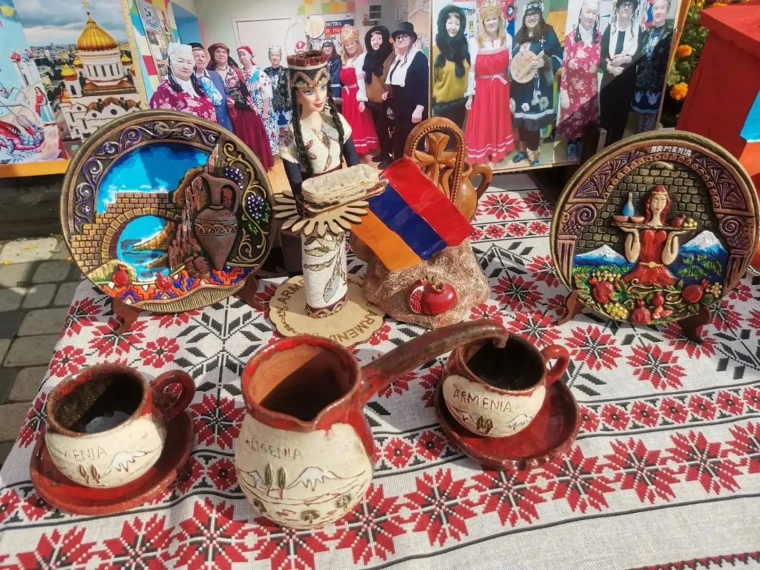 На набережной Кировского района прошёл праздник «Малый Арбат», посвящённый Году единства народов России На набережной Кировского района прошёл праздник «Малый Арбат», посвящённый Году единства народов России