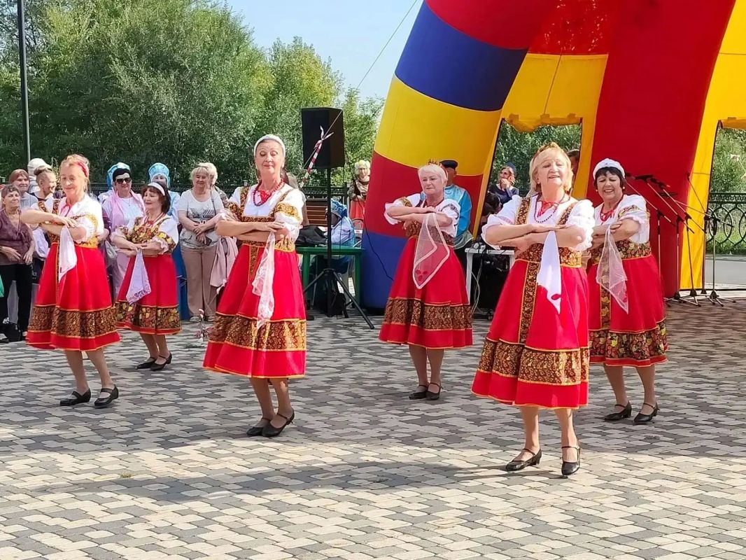На набережной Кировского района прошёл праздник «Малый Арбат», посвящённый Году единства народов России На набережной Кировского района прошёл праздник «Малый Арбат», посвящённый Году единства народов России