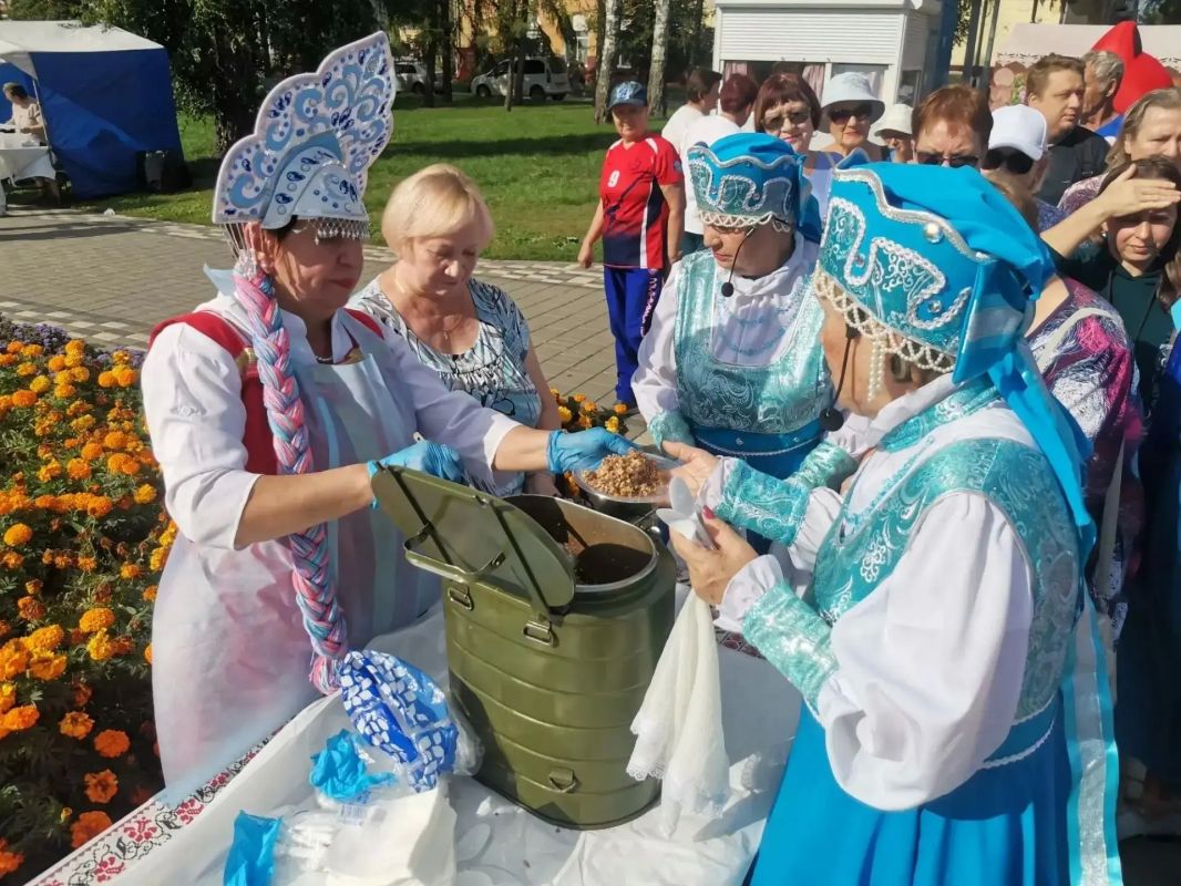 На набережной Кировского района прошёл праздник «Малый Арбат», посвящённый Году единства народов России На набережной Кировского района прошёл праздник «Малый Арбат», посвящённый Году единства народов России