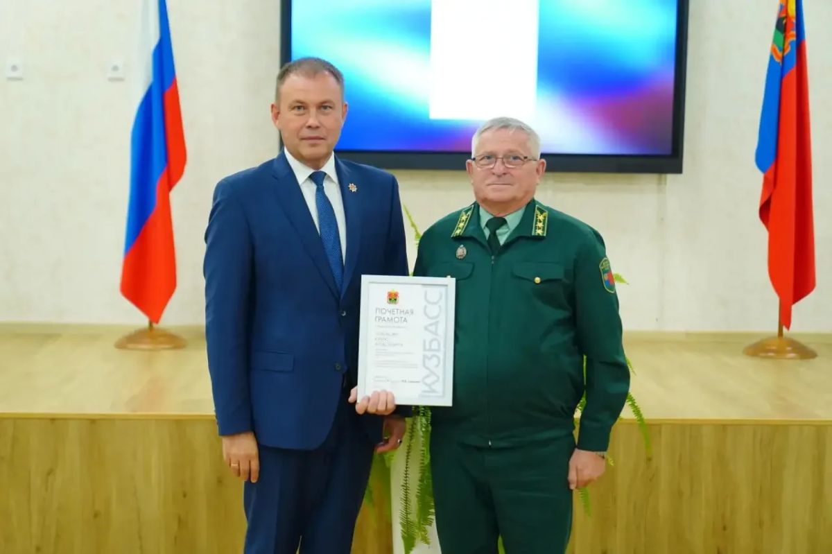 Илья Середюк: В преддверии профессионального праздника вместе с сопредседателем ВАРМСУ Ириной Гусевой поздравили работников и ветеранов лесного комплекса Кузбасса