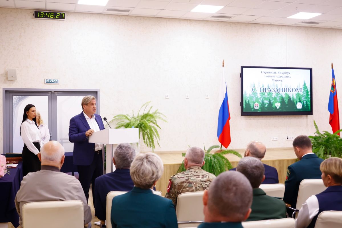 На торжественном приеме, посвященном Дню работников леса и лесоперерабатывающей промышленности, Губернатор Кузбасса Илья Середюк поздравил работников и ветеранов лесного комплекса с профессиональным праздником На торжественном приеме, посвященном Дню работников леса и лесоперерабатывающей промышленности, Губернатор Кузбасса Илья Середюк поздравил работников и ветеранов лесного комплекса с профессиональным праздником