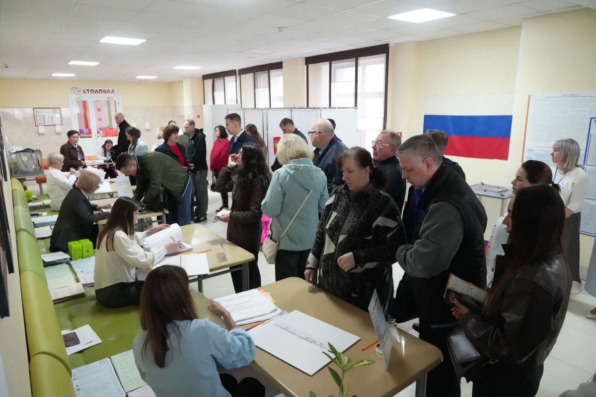 Детский хор исполнил Гимн России на открытии избирательных участков на Лесной Поляне Детский хор исполнил Гимн России на открытии избирательных участков на Лесной Поляне