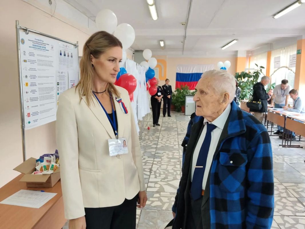 На избирательном участке №211 в гимназии №17 проголосовал Анатолий Михайлович Терехов, участник Великой Отечественной войны, Герой Кузбасса, Почётный гражданин Кузбасса и города Кемерово На избирательном участке №211 в гимназии №17 проголосовал Анатолий Михайлович Терехов, участник Великой Отечественной войны, Герой Кузбасса, Почётный гражданин Кузбасса и города Кемерово