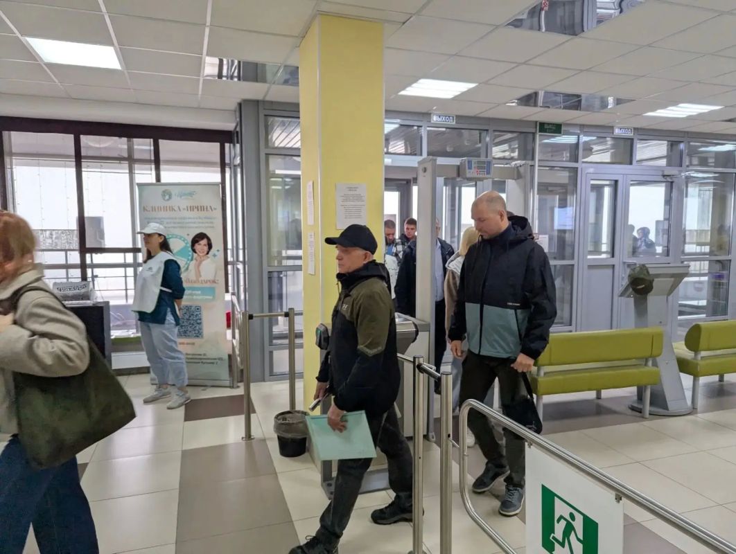 Детский хор исполнил Гимн России на открытии избирательных участков на Лесной Поляне Детский хор исполнил Гимн России на открытии избирательных участков на Лесной Поляне
