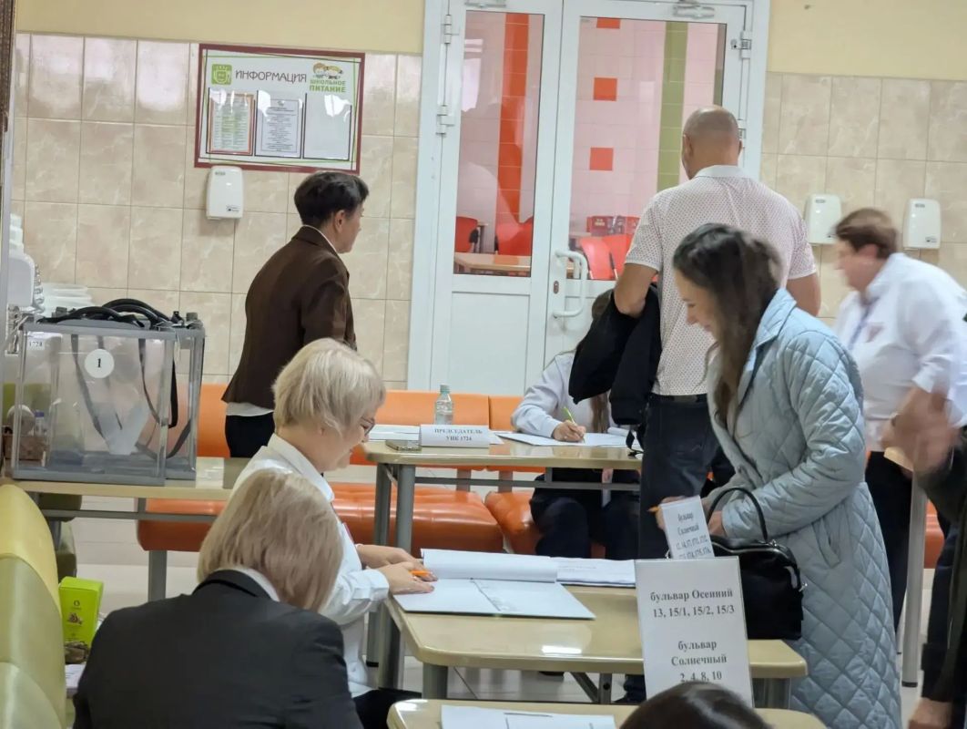 Детский хор исполнил Гимн России на открытии избирательных участков на Лесной Поляне Детский хор исполнил Гимн России на открытии избирательных участков на Лесной Поляне