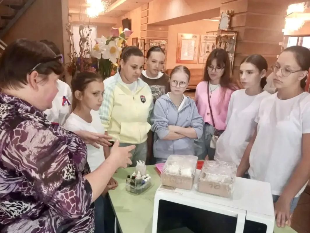 Живые выступления музыкальных коллективов и вокалистов, любимые мелодии и лучшие номера - всё это создает рядом с избирательными участками особое праздничное настроение! Живые выступления музыкальных коллективов и вокалистов, любимые мелодии и лучшие номера - всё это создает рядом с избирательными участками особое праздничное настроение!