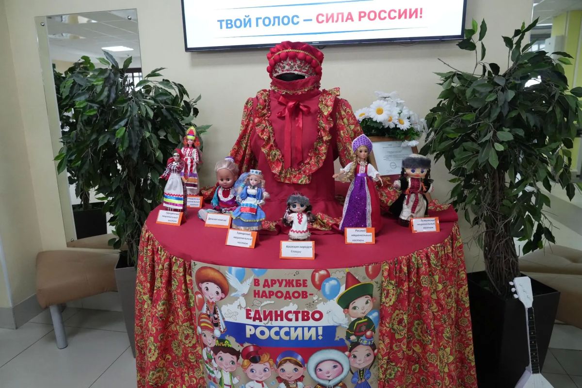 Детский хор исполнил Гимн России на открытии избирательных участков на Лесной Поляне Детский хор исполнил Гимн России на открытии избирательных участков на Лесной Поляне