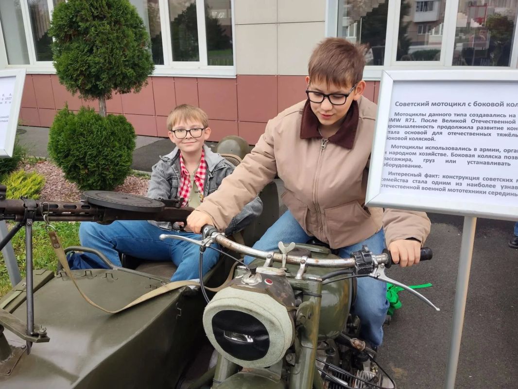 С ветерком! Возле школы №7, где работают избирательные участки №209,210,214, любитель ретротехники Олег Никоноров устроил катания для детворы на раритетном автомобиле СМЗ-С-ЗА С ветерком! Возле школы №7, где работают избирательные участки №209,210,214, любитель ретротехники Олег Никоноров устроил катания для детворы на раритетном автомобиле СМЗ-С-ЗА