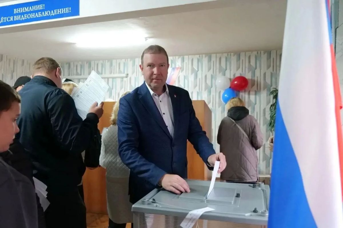 На избирательном участке, где с утра проголосовал мэр Кемерова Дмитрий Анисимов, многолюдно и оживлённо! В одной из школ на ФПК выстроилась очередь избирателей